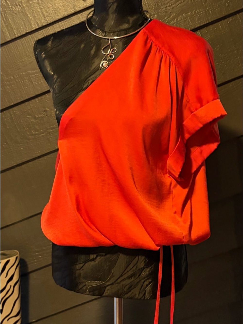 BCBGMaxAzria V-Neck Short Sleeve Drawstring Hem Top in Bright Red - Picture 2 of 3